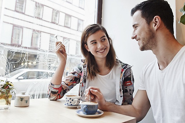 포토 JPG 서양인 외국인 커플 여자 남자 커피 커플라이프 데이트 탁자 휴식 실내 미소 앉기 상반신 20대 성인 두명 앞모습 컬러풀 마주보기 카페 편안함 커피잔 즐거움 성인만 국내포토 라이프스타일 감정 음료 뷰포인트 컬러 가구 컨셉 관계 모션 잔 표정 사람 인종 청년 내부 상점 감각 파일형식