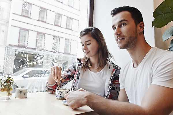 포토 JPG 서양인 외국인 커플 응시 여자 남자 커피 커플라이프 데이트 탁자 휴식 실내 앉기 상반신 20대 성인 두명 앞모습 컬러풀 카페 편안함 커피잔 즐거움 성인만 국내포토 라이프스타일 시선 감정 음료 뷰포인트 컬러 가구 컨셉 관계 모션 잔 사람 인종 청년 내부 상점 감각 파일형식