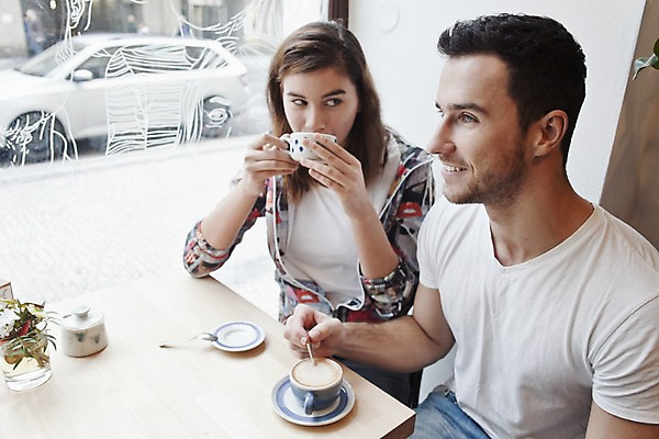 포토 JPG 서양인 외국인 커플 응시 여자 남자 커피 커플라이프 데이트 탁자 휴식 실내 미소 앉기 상반신 20대 성인 두명 앞모습 컬러풀 카페 마시기 편안함 커피잔 즐거움 성인만 국내포토 라이프스타일 시선 감정 음료 뷰포인트 컬러 가구 컨셉 관계 모션 잔 표정 사람 인종 청년 내부 상점 감각 파일형식