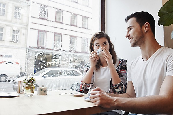 포토 JPG 서양인 외국인 커플 응시 여자 남자 커피 커플라이프 데이트 탁자 휴식 실내 미소 앉기 상반신 20대 성인 두명 앞모습 컬러풀 카페 마시기 편안함 커피잔 즐거움 성인만 국내포토 라이프스타일 시선 감정 음료 뷰포인트 컬러 가구 컨셉 관계 모션 잔 표정 사람 인종 청년 내부 상점 감각 파일형식