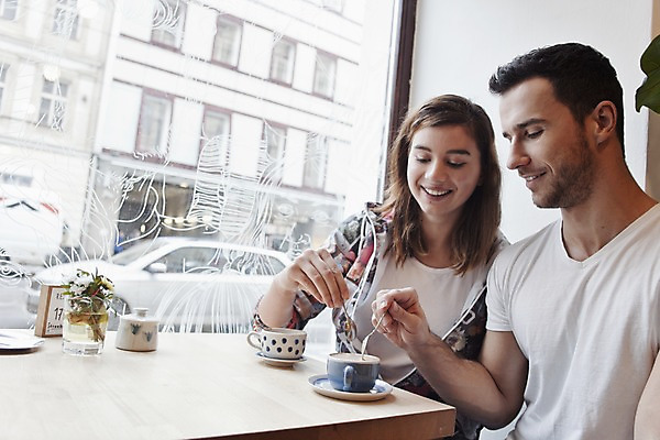 포토 JPG 서양인 외국인 커플 여자 남자 커피 커플라이프 데이트 탁자 휴식 실내 미소 들기 앉기 상반신 20대 성인 두명 앞모습 컬러풀 카페 편안함 커피잔 티스푼 즐거움 성인만 국내포토 라이프스타일 감정 음료 뷰포인트 컬러 가구 컨셉 관계 모션 잔 표정 사람 인종 청년 내부 상점 숟가락 감각 파일형식