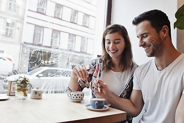 포토 JPG 서양인 외국인 커플 여자 남자 커피 커플라이프 데이트 탁자 휴식 실내 미소 들기 앉기 상반신 20대 성인 두명 앞모습 컬러풀 카페 편안함 커피잔 티스푼 즐거움 성인만 국내포토 라이프스타일 감정 음료 뷰포인트 컬러 가구 컨셉 관계 모션 잔 표정 사람 인종 청년 내부 상점 숟가락 감각 파일형식