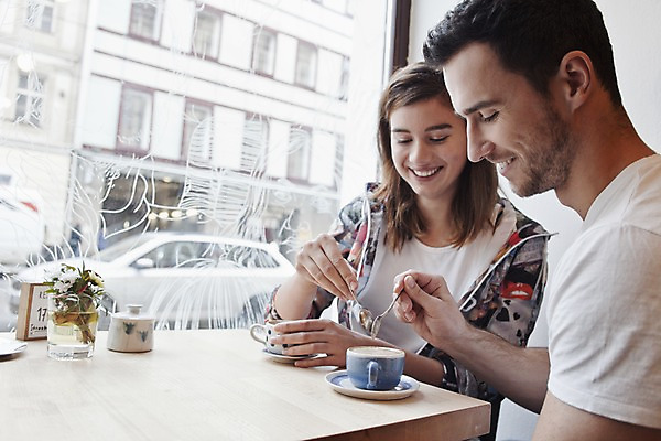 포토 JPG 서양인 외국인 커플 여자 남자 커피 커플라이프 데이트 탁자 휴식 실내 미소 들기 앉기 상반신 20대 성인 두명 앞모습 옆모습 컬러풀 카페 편안함 커피잔 티스푼 즐거움 성인만 국내포토 라이프스타일 감정 음료 뷰포인트 컬러 가구 컨셉 관계 모션 잔 표정 사람 인종 청년 내부 상점 숟가락 감각 파일형식