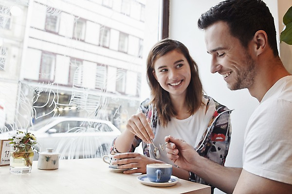 포토 JPG 서양인 외국인 커플 응시 여자 남자 커피 커플라이프 데이트 탁자 휴식 실내 미소 들기 앉기 상반신 20대 성인 두명 앞모습 옆모습 컬러풀 카페 편안함 커피잔 티스푼 즐거움 성인만 국내포토 라이프스타일 시선 감정 음료 뷰포인트 컬러 가구 컨셉 관계 모션 잔 표정 사람 인종 청년 내부 상점 숟가락 감각 파일형식