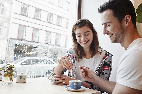 포토 JPG 서양인 외국인 커플 여자 남자 커피 커플라이프 데이트 탁자 휴식 실내 미소 들기 앉기 상반신 20대 성인 두명 앞모습 옆모습 컬러풀 카페 편안함 커피잔 티스푼 즐거움 성인만 국내포토 라이프스타일 감정 음료 뷰포인트 컬러 가구 컨셉 관계 모션 잔 표정 사람 인종 청년 내부 상점 숟가락 감각 파일형식