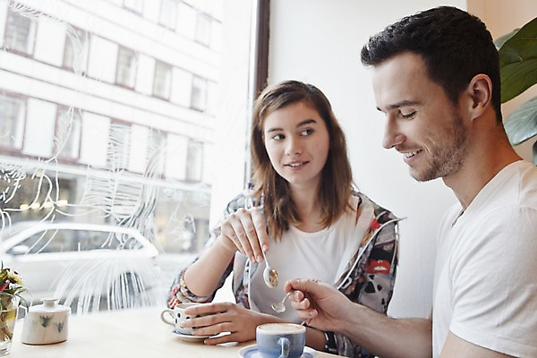 포토 JPG 서양인 외국인 커플 응시 여자 남자 커피 커플라이프 데이트 탁자 휴식 실내 미소 들기 앉기 상반신 20대 성인 두명 앞모습 옆모습 컬러풀 카페 편안함 커피잔 티스푼 즐거움 성인만 국내포토 라이프스타일 시선 감정 음료 뷰포인트 컬러 가구 컨셉 관계 모션 잔 표정 사람 인종 청년 내부 상점 숟가락 감각 파일형식