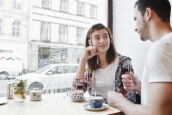 포토 JPG 서양인 외국인 커플 여자 남자 커피 커플라이프 데이트 탁자 휴식 실내 앉기 상반신 20대 성인 두명 앞모습 옆모습 컬러풀 마주보기 카페 편안함 커피잔 즐거움 성인만 국내포토 라이프스타일 감정 음료 뷰포인트 컬러 가구 컨셉 관계 모션 잔 사람 인종 청년 내부 상점 감각 파일형식