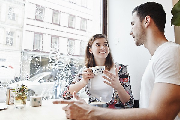 포토 JPG 서양인 외국인 커플 여자 남자 커피 커플라이프 데이트 탁자 휴식 실내 대화 미소 앉기 상반신 20대 성인 두명 앞모습 옆모습 컬러풀 마주보기 카페 편안함 커피잔 즐거움 성인만 국내포토 라이프스타일 감정 음료 뷰포인트 컬러 가구 컨셉 관계 모션 잔 표정 말하기 사람 인종 청년 내부 상점 감각 파일형식
