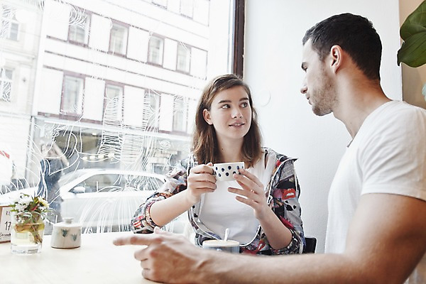 포토 JPG 서양인 외국인 커플 여자 남자 커피 커플라이프 데이트 탁자 휴식 실내 대화 앉기 상반신 20대 성인 두명 앞모습 옆모습 컬러풀 마주보기 카페 편안함 커피잔 즐거움 성인만 국내포토 라이프스타일 감정 음료 뷰포인트 컬러 가구 컨셉 관계 모션 잔 말하기 사람 인종 청년 내부 상점 감각 파일형식