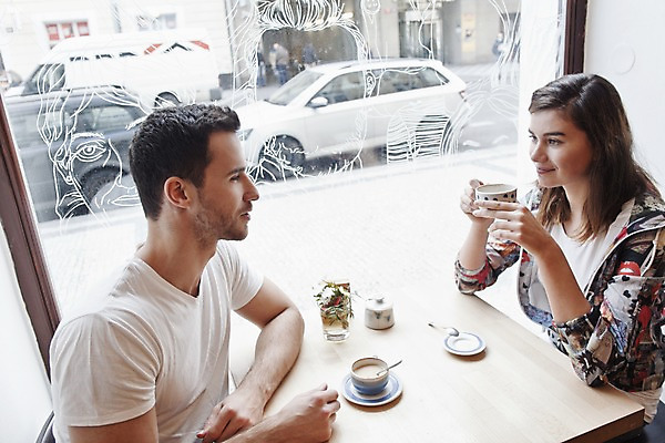 포토 JPG 서양인 외국인 커플 여자 남자 커피 커플라이프 데이트 탁자 휴식 실내 대화 앉기 상반신 20대 성인 두명 옆모습 컬러풀 카페 편안함 커피잔 즐거움 마주앉기 성인만 국내포토 라이프스타일 감정 음료 뷰포인트 컬러 가구 컨셉 관계 모션 잔 말하기 사람 인종 청년 내부 상점 감각 파일형식