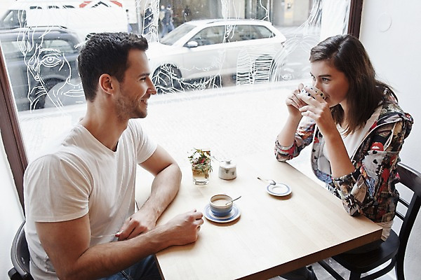 포토 JPG 서양인 외국인 커플 여자 남자 커피 커플라이프 데이트 탁자 휴식 실내 대화 미소 앉기 상반신 20대 성인 두명 옆모습 컬러풀 카페 마시기 편안함 커피잔 즐거움 마주앉기 성인만 국내포토 라이프스타일 감정 음료 뷰포인트 컬러 가구 컨셉 관계 모션 잔 표정 말하기 사람 인종 청년 내부 상점 감각 파일형식