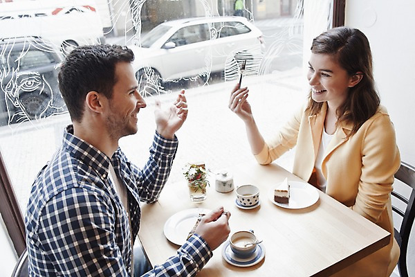 포토 JPG 서양인 외국인 커플 여자 남자 커피 커플라이프 데이트 탁자 휴식 실내 대화 미소 앉기 상반신 20대 성인 두명 옆모습 컬러풀 카페 편안함 커피잔 즐거움 마주앉기 성인만 국내포토 라이프스타일 감정 음료 뷰포인트 컬러 가구 컨셉 관계 모션 잔 표정 말하기 사람 인종 청년 내부 상점 감각 파일형식