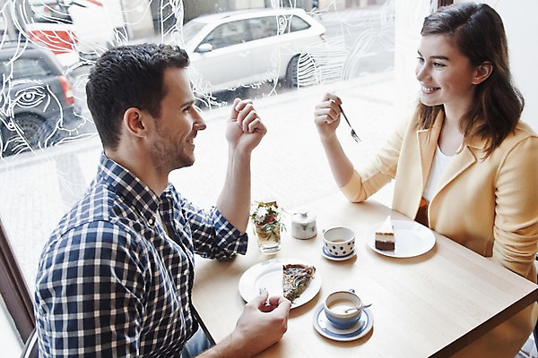 포토 JPG 서양인 외국인 커플 여자 남자 커피 커플라이프 데이트 탁자 휴식 실내 대화 미소 앉기 상반신 20대 성인 두명 옆모습 컬러풀 카페 편안함 커피잔 즐거움 마주앉기 성인만 국내포토 라이프스타일 감정 음료 뷰포인트 컬러 가구 컨셉 관계 모션 잔 표정 말하기 사람 인종 청년 내부 상점 감각 파일형식