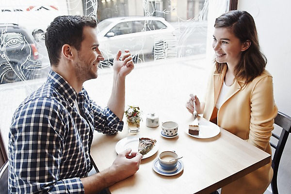 포토 JPG 서양인 외국인 커플 여자 남자 커피 커플라이프 데이트 탁자 휴식 실내 대화 미소 앉기 상반신 20대 성인 두명 옆모습 컬러풀 카페 편안함 커피잔 즐거움 마주앉기 성인만 국내포토 라이프스타일 감정 음료 뷰포인트 컬러 가구 컨셉 관계 모션 잔 표정 말하기 사람 인종 청년 내부 상점 감각 파일형식