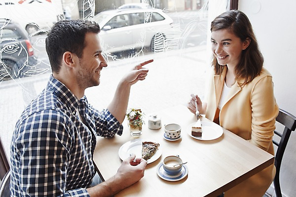 포토 JPG 서양인 외국인 커플 여자 남자 커피 커플라이프 데이트 탁자 휴식 실내 대화 미소 앉기 손짓 상반신 20대 성인 두명 옆모습 컬러풀 카페 편안함 커피잔 즐거움 마주앉기 성인만 국내포토 라이프스타일 감정 음료 뷰포인트 컬러 가구 컨셉 관계 모션 잔 표정 말하기 사람 인종 청년 내부 상점 감각 파일형식