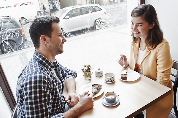 포토 JPG 서양인 외국인 커플 여자 남자 커피 커플라이프 데이트 탁자 휴식 실내 대화 미소 앉기 상반신 20대 성인 두명 옆모습 컬러풀 카페 편안함 커피잔 즐거움 마주앉기 성인만 국내포토 라이프스타일 감정 음료 뷰포인트 컬러 가구 컨셉 관계 모션 잔 표정 말하기 사람 인종 청년 내부 상점 감각 파일형식