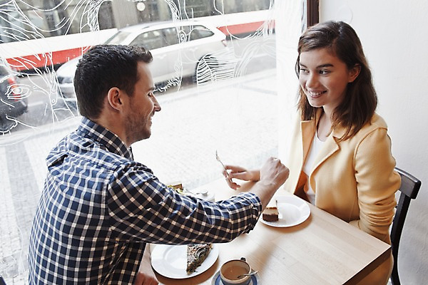 포토 JPG 서양인 외국인 커플 여자 남자 커피 커플라이프 데이트 탁자 휴식 실내 대화 미소 앉기 상반신 20대 성인 두명 옆모습 컬러풀 카페 편안함 커피잔 즐거움 마주앉기 성인만 국내포토 라이프스타일 감정 음료 뷰포인트 컬러 가구 컨셉 관계 모션 잔 표정 말하기 사람 인종 청년 내부 상점 감각 파일형식