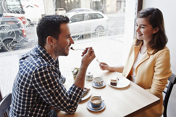 포토 JPG 서양인 외국인 커플 여자 남자 커피 커플라이프 데이트 탁자 휴식 실내 대화 미소 앉기 상반신 20대 성인 두명 옆모습 컬러풀 카페 편안함 커피잔 먹기 즐거움 마주앉기 성인만 국내포토 라이프스타일 감정 음료 뷰포인트 컬러 가구 컨셉 관계 모션 잔 표정 말하기 사람 인종 청년 내부 상점 감각 파일형식