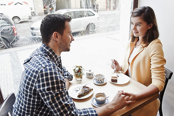 포토 JPG 서양인 외국인 커플 여자 남자 커피 커플라이프 데이트 탁자 휴식 실내 대화 미소 앉기 상반신 20대 성인 두명 옆모습 컬러풀 손잡기 카페 편안함 커피잔 즐거움 마주앉기 성인만 국내포토 라이프스타일 감정 음료 뷰포인트 컬러 가구 컨셉 관계 모션 잔 표정 말하기 사람 인종 청년 내부 상점 감각 파일형식