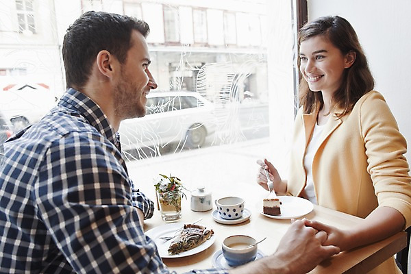 포토 JPG 서양인 외국인 커플 여자 남자 커피 커플라이프 데이트 탁자 휴식 실내 대화 미소 앉기 상반신 20대 성인 두명 옆모습 컬러풀 손잡기 카페 편안함 커피잔 즐거움 마주앉기 성인만 국내포토 라이프스타일 감정 음료 뷰포인트 컬러 가구 컨셉 관계 모션 잔 표정 말하기 사람 인종 청년 내부 상점 감각 파일형식
