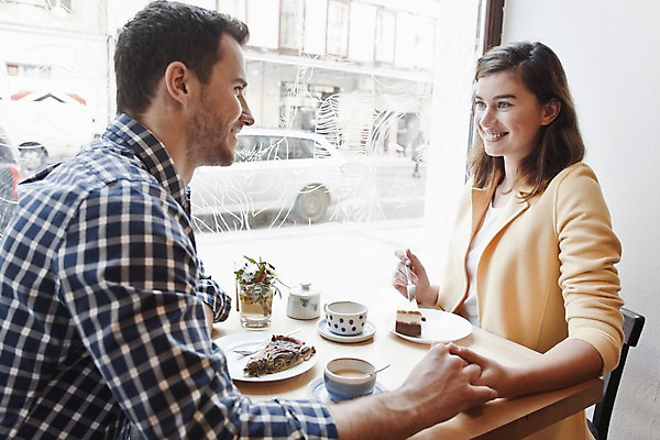 포토 JPG 서양인 외국인 커플 여자 남자 커피 커플라이프 데이트 탁자 휴식 실내 대화 미소 앉기 상반신 20대 성인 두명 옆모습 컬러풀 손잡기 카페 편안함 커피잔 즐거움 마주앉기 성인만 국내포토 라이프스타일 감정 음료 뷰포인트 컬러 가구 컨셉 관계 모션 잔 표정 말하기 사람 인종 청년 내부 상점 감각 파일형식