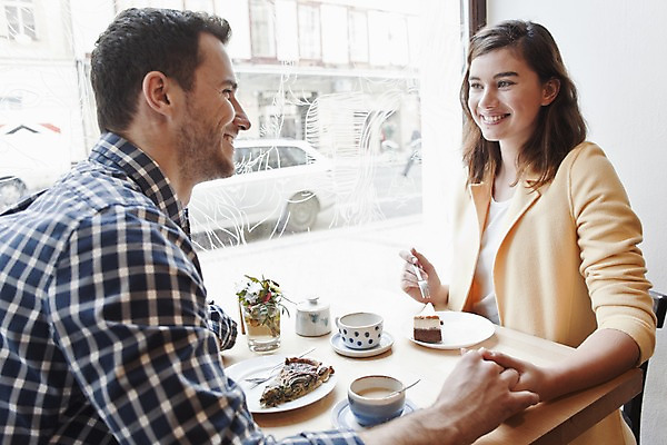포토 JPG 서양인 외국인 커플 여자 남자 커피 커플라이프 데이트 탁자 휴식 실내 대화 미소 앉기 상반신 20대 성인 두명 옆모습 컬러풀 손잡기 카페 편안함 커피잔 즐거움 마주앉기 성인만 국내포토 라이프스타일 감정 음료 뷰포인트 컬러 가구 컨셉 관계 모션 잔 표정 말하기 사람 인종 청년 내부 상점 감각 파일형식