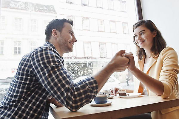 포토 JPG 서양인 외국인 커플 여자 남자 커피 커플라이프 데이트 탁자 휴식 실내 미소 앉기 상반신 20대 성인 두명 옆모습 컬러풀 손잡기 카페 편안함 커피잔 즐거움 마주앉기 성인만 국내포토 라이프스타일 감정 음료 뷰포인트 컬러 가구 컨셉 관계 모션 잔 표정 사람 인종 청년 내부 상점 감각 파일형식