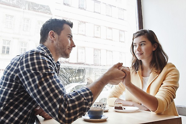 포토 JPG 서양인 외국인 커플 여자 남자 커피 커플라이프 데이트 탁자 휴식 실내 미소 앉기 상반신 20대 성인 두명 옆모습 컬러풀 손잡기 카페 편안함 커피잔 즐거움 마주앉기 성인만 국내포토 라이프스타일 감정 음료 뷰포인트 컬러 가구 컨셉 관계 모션 잔 표정 사람 인종 청년 내부 상점 감각 파일형식