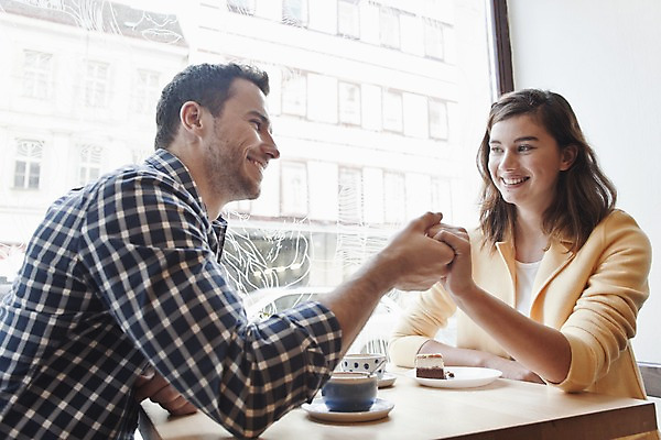 포토 JPG 서양인 외국인 커플 여자 남자 커피 커플라이프 데이트 탁자 휴식 실내 미소 앉기 상반신 20대 성인 두명 옆모습 컬러풀 손잡기 카페 편안함 커피잔 즐거움 마주앉기 성인만 국내포토 라이프스타일 감정 음료 뷰포인트 컬러 가구 컨셉 관계 모션 잔 표정 사람 인종 청년 내부 상점 감각 파일형식