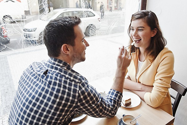 포토 JPG 서양인 외국인 커플 여자 남자 커피 커플라이프 데이트 탁자 휴식 실내 미소 앉기 상반신 20대 성인 두명 옆모습 컬러풀 카페 편안함 커피잔 먹여주기 즐거움 마주앉기 성인만 국내포토 라이프스타일 감정 음료 뷰포인트 컬러 가구 컨셉 관계 모션 잔 표정 사람 인종 청년 내부 상점 감각 먹기 파일형식