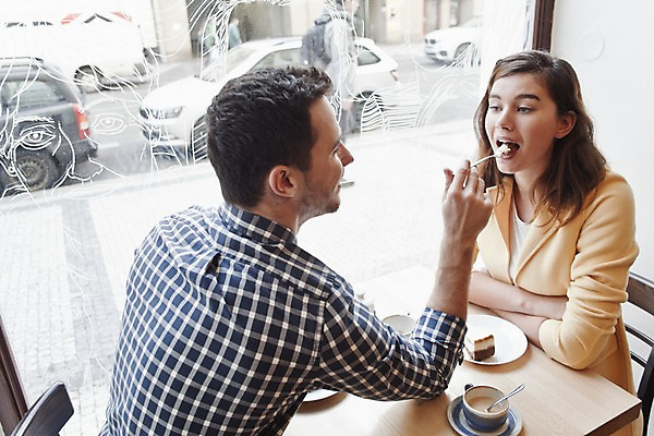 포토 JPG 서양인 외국인 커플 여자 남자 커피 커플라이프 데이트 탁자 휴식 실내 미소 앉기 상반신 20대 성인 두명 옆모습 컬러풀 카페 편안함 커피잔 먹여주기 즐거움 마주앉기 성인만 국내포토 라이프스타일 감정 음료 뷰포인트 컬러 가구 컨셉 관계 모션 잔 표정 사람 인종 청년 내부 상점 감각 먹기 파일형식