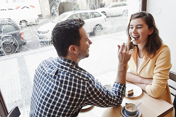 포토 JPG 서양인 외국인 커플 여자 남자 커피 커플라이프 데이트 탁자 휴식 실내 미소 앉기 상반신 20대 성인 두명 옆모습 컬러풀 카페 편안함 커피잔 먹여주기 즐거움 마주앉기 성인만 국내포토 라이프스타일 감정 음료 뷰포인트 컬러 가구 컨셉 관계 모션 잔 표정 사람 인종 청년 내부 상점 감각 먹기 파일형식