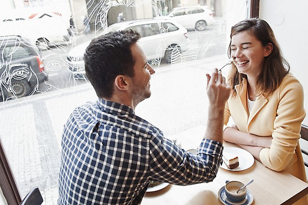 포토 JPG 서양인 외국인 커플 여자 남자 커피 커플라이프 데이트 장난 탁자 휴식 실내 미소 웃음 앉기 상반신 20대 성인 두명 옆모습 컬러풀 카페 편안함 커피잔 먹여주기 즐거움 마주앉기 성인만 국내포토 라이프스타일 감정 음료 뷰포인트 컬러 가구 컨셉 관계 모션 잔 표정 사람 인종 청년 내부 상점 감각 먹기 파일형식