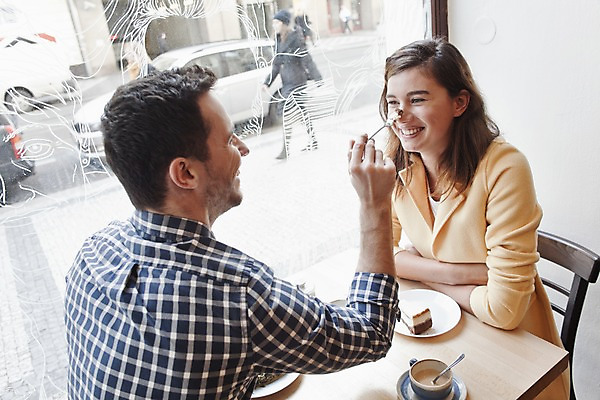 포토 JPG 서양인 외국인 커플 여자 남자 커피 커플라이프 데이트 장난 탁자 휴식 실내 미소 앉기 상반신 20대 성인 두명 옆모습 컬러풀 팔짱 카페 편안함 커피잔 즐거움 마주앉기 성인만 국내포토 라이프스타일 감정 음료 뷰포인트 컬러 가구 컨셉 관계 모션 잔 표정 사람 인종 청년 내부 상점 감각 파일형식