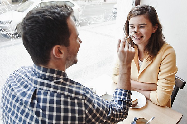 포토 JPG 서양인 외국인 커플 여자 남자 커피 커플라이프 데이트 장난 탁자 휴식 실내 미소 앉기 상반신 20대 성인 두명 앞모습 뒷모습 컬러풀 팔짱 카페 편안함 커피잔 즐거움 마주앉기 성인만 국내포토 라이프스타일 감정 음료 뷰포인트 컬러 가구 컨셉 관계 모션 잔 표정 사람 인종 청년 내부 상점 감각 파일형식