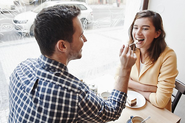 포토 JPG 서양인 외국인 커플 여자 남자 커피 커플라이프 데이트 장난 탁자 휴식 실내 미소 앉기 상반신 20대 성인 두명 앞모습 옆모습 컬러풀 카페 편안함 커피잔 먹여주기 즐거움 마주앉기 성인만 국내포토 라이프스타일 감정 음료 뷰포인트 컬러 가구 컨셉 관계 모션 잔 표정 사람 인종 청년 내부 상점 감각 먹기 파일형식