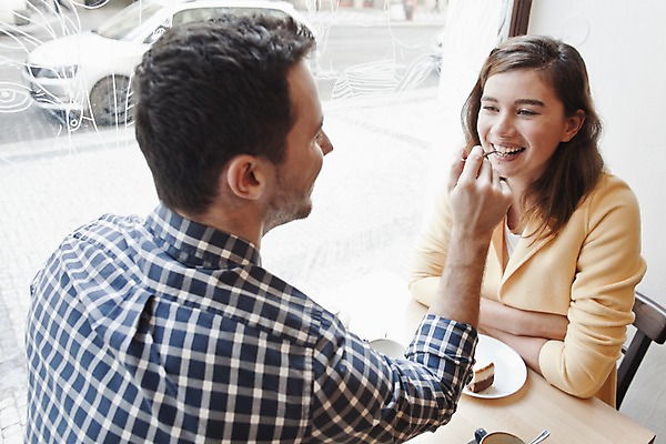 포토 JPG 서양인 외국인 커플 여자 남자 커피 커플라이프 데이트 탁자 휴식 실내 미소 앉기 상반신 20대 성인 두명 앞모습 뒷모습 컬러풀 카페 편안함 커피잔 먹여주기 즐거움 마주앉기 성인만 국내포토 라이프스타일 감정 음료 뷰포인트 컬러 가구 컨셉 관계 모션 잔 표정 사람 인종 청년 내부 상점 감각 먹기 파일형식