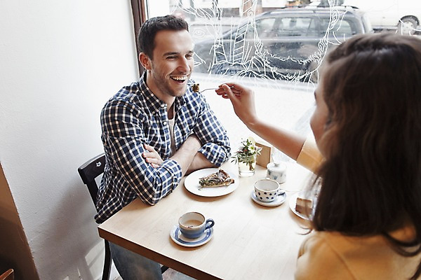 포토 JPG 서양인 외국인 커플 여자 남자 커피 커플라이프 데이트 탁자 휴식 실내 미소 앉기 상반신 20대 성인 두명 옆모습 컬러풀 카페 편안함 커피잔 먹여주기 즐거움 마주앉기 성인만 국내포토 라이프스타일 감정 음료 뷰포인트 컬러 가구 컨셉 관계 모션 잔 표정 사람 인종 청년 내부 상점 감각 먹기 파일형식