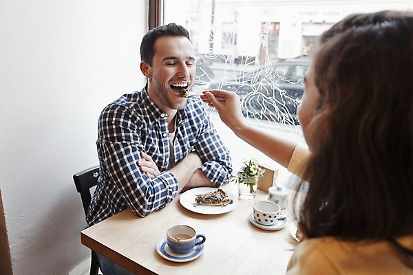 포토 JPG 서양인 외국인 커플 여자 남자 커피 커플라이프 데이트 탁자 휴식 실내 미소 앉기 상반신 20대 성인 두명 옆모습 컬러풀 카페 편안함 커피잔 먹여주기 즐거움 마주앉기 성인만 국내포토 라이프스타일 감정 음료 뷰포인트 컬러 가구 컨셉 관계 모션 잔 표정 사람 인종 청년 내부 상점 감각 먹기 파일형식
