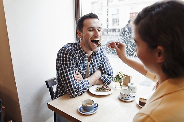 포토 JPG 서양인 외국인 커플 여자 남자 커피 커플라이프 데이트 탁자 휴식 실내 미소 앉기 상반신 20대 성인 두명 옆모습 컬러풀 카페 편안함 커피잔 먹여주기 즐거움 마주앉기 성인만 국내포토 라이프스타일 감정 음료 뷰포인트 컬러 가구 컨셉 관계 모션 잔 표정 사람 인종 청년 내부 상점 감각 먹기 파일형식