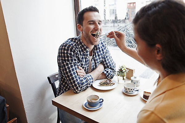 포토 JPG 서양인 외국인 커플 여자 남자 커피 커플라이프 데이트 탁자 휴식 실내 미소 앉기 상반신 20대 성인 두명 옆모습 컬러풀 카페 편안함 커피잔 먹여주기 즐거움 마주앉기 성인만 국내포토 라이프스타일 감정 음료 뷰포인트 컬러 가구 컨셉 관계 모션 잔 표정 사람 인종 청년 내부 상점 감각 먹기 파일형식