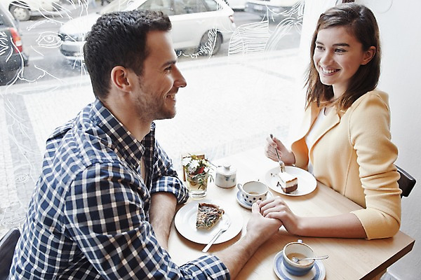 포토 JPG 서양인 외국인 커플 여자 남자 커피 커플라이프 데이트 탁자 휴식 실내 미소 앉기 상반신 20대 성인 두명 옆모습 컬러풀 케이크 손잡기 카페 편안함 커피잔 즐거움 마주앉기 성인만 국내포토 라이프스타일 감정 음료 뷰포인트 컬러 가구 컨셉 관계 모션 디저트 잔 표정 사람 인종 청년 내부 상점 감각 파일형식