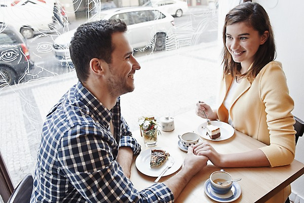 포토 JPG 서양인 외국인 커플 여자 남자 커피 커플라이프 데이트 탁자 휴식 실내 미소 앉기 상반신 20대 성인 두명 옆모습 컬러풀 케이크 손잡기 카페 편안함 커피잔 즐거움 마주앉기 성인만 국내포토 라이프스타일 감정 음료 뷰포인트 컬러 가구 컨셉 관계 모션 디저트 잔 표정 사람 인종 청년 내부 상점 감각 파일형식