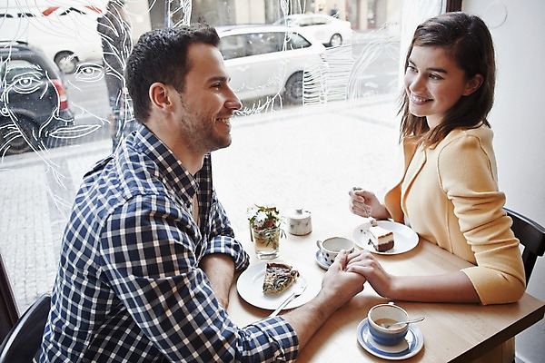 포토 JPG 서양인 외국인 커플 여자 남자 커피 커플라이프 데이트 탁자 휴식 실내 미소 앉기 상반신 20대 성인 두명 옆모습 컬러풀 케이크 손잡기 카페 편안함 커피잔 즐거움 마주앉기 성인만 국내포토 라이프스타일 감정 음료 뷰포인트 컬러 가구 컨셉 관계 모션 디저트 잔 표정 사람 인종 청년 내부 상점 감각 파일형식