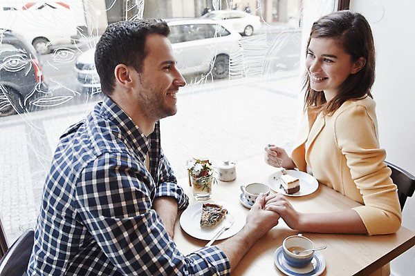 포토 JPG 서양인 외국인 커플 여자 남자 커피 커플라이프 데이트 탁자 휴식 실내 미소 앉기 상반신 20대 성인 두명 옆모습 컬러풀 케이크 손잡기 카페 편안함 커피잔 즐거움 마주앉기 성인만 국내포토 라이프스타일 감정 음료 뷰포인트 컬러 가구 컨셉 관계 모션 디저트 잔 표정 사람 인종 청년 내부 상점 감각 파일형식