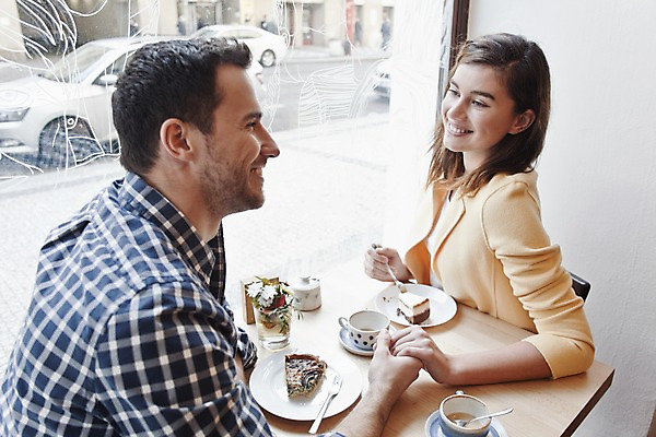 포토 JPG 서양인 외국인 커플 여자 남자 커피 커플라이프 데이트 탁자 휴식 실내 미소 앉기 상반신 20대 성인 두명 옆모습 컬러풀 케이크 손잡기 카페 편안함 커피잔 즐거움 마주앉기 성인만 국내포토 라이프스타일 감정 음료 뷰포인트 컬러 가구 컨셉 관계 모션 디저트 잔 표정 사람 인종 청년 내부 상점 감각 파일형식