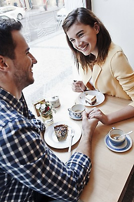 포토 JPG 서양인 외국인 커플 여자 남자 커피 커플라이프 데이트 탁자 휴식 실내 미소 앉기 상반신 20대 성인 두명 옆모습 컬러풀 케이크 손잡기 카페 편안함 커피잔 즐거움 마주앉기 성인만 국내포토 라이프스타일 감정 음료 뷰포인트 컬러 가구 컨셉 관계 모션 디저트 잔 표정 사람 인종 청년 내부 상점 감각 파일형식