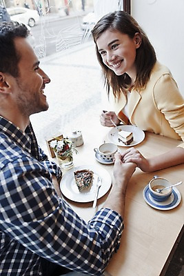 포토 JPG 서양인 외국인 커플 여자 남자 커피 커플라이프 데이트 탁자 휴식 실내 미소 앉기 상반신 20대 성인 두명 옆모습 컬러풀 케이크 손잡기 카페 편안함 커피잔 즐거움 마주앉기 성인만 국내포토 라이프스타일 감정 음료 뷰포인트 컬러 가구 컨셉 관계 모션 디저트 잔 표정 사람 인종 청년 내부 상점 감각 파일형식