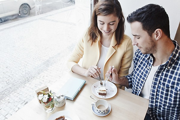 포토 JPG 서양인 외국인 커플 여자 남자 커피 커플라이프 데이트 탁자 휴식 실내 앉기 상반신 20대 성인 두명 앞모습 컬러풀 케이크 카페 편안함 커피잔 즐거움 성인만 국내포토 라이프스타일 감정 음료 뷰포인트 컬러 가구 컨셉 관계 모션 디저트 잔 사람 인종 청년 내부 상점 감각 파일형식