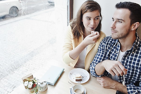 포토 JPG 서양인 외국인 커플 응시 여자 남자 커피 커플라이프 데이트 탁자 휴식 실내 미소 앉기 상반신 20대 성인 두명 앞모습 컬러풀 케이크 카페 편안함 커피잔 즐거움 성인만 국내포토 라이프스타일 시선 감정 음료 뷰포인트 컬러 가구 컨셉 관계 모션 디저트 잔 표정 사람 인종 청년 내부 상점 감각 파일형식